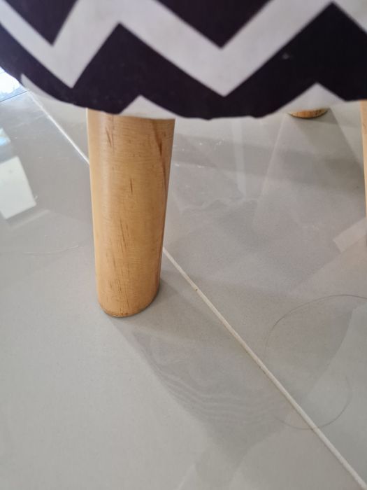 Banqueta pés madeira