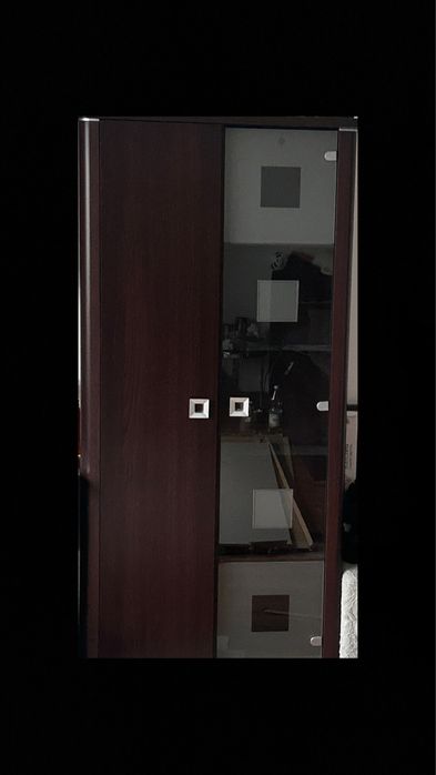 Pojemna szafa z szybą w bardzo dobrym stanie