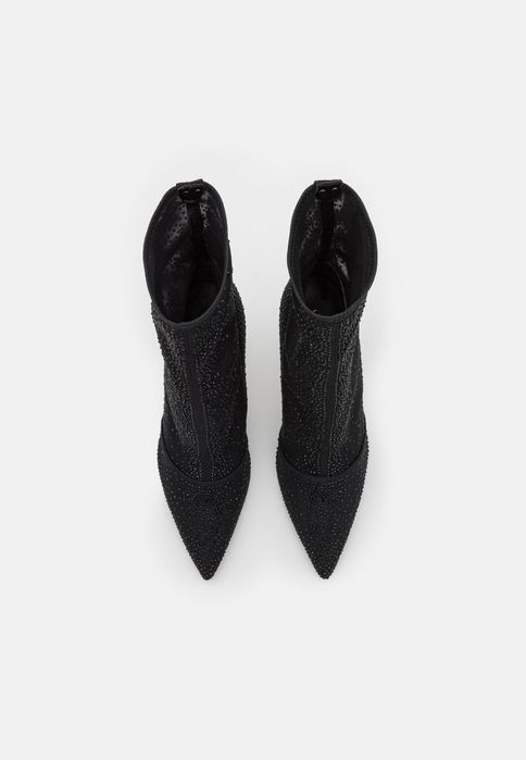 Botki na szpilce zdobione kamieniami Guess 37