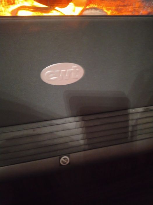 Kominek elektryczny z funkcją grzania