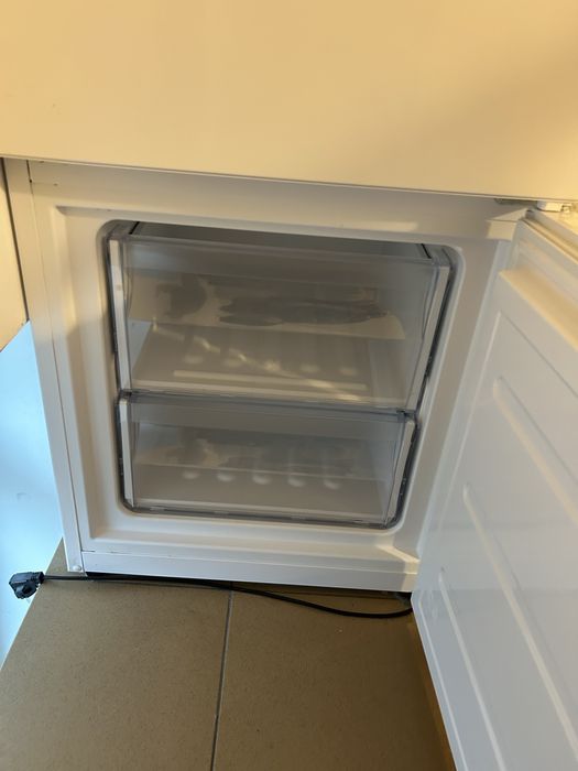 Nowa, nieużywana lodówka zamrażarka Indesit LR6 S2 W