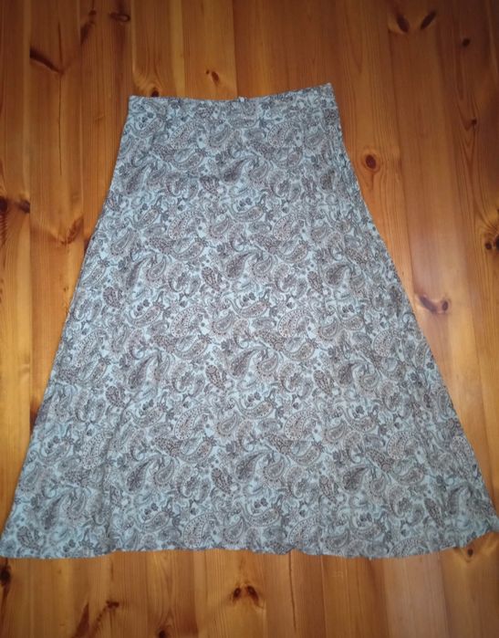 Błękitna spódnica midi we wzory