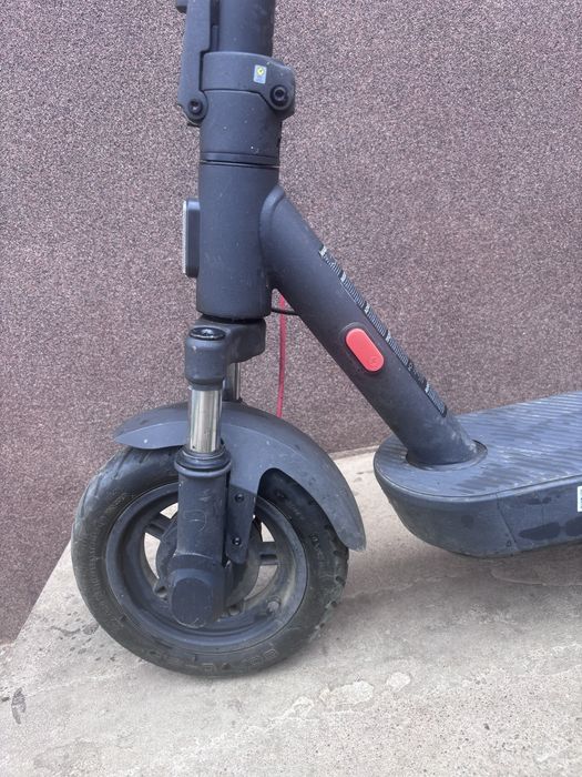 Xiaomi Electric Scooter 5-ї серії) із передньою амортизаційною вилкою та 10-дюймовими колесами.