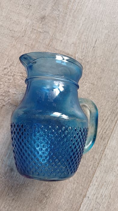 Niebieski dzbanek szklany