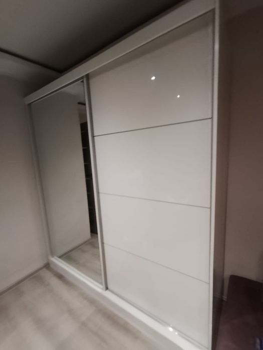 Szafa przesuwna, biała,  połysk, szuflady, drążki, półki, duże lustro