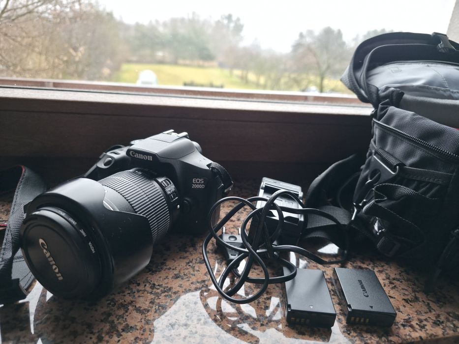 Lustrzanka Canon 2000d plus obiektyw 18-135  i akcesoria