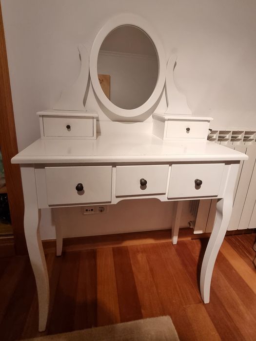 Tocador branco com espelho
