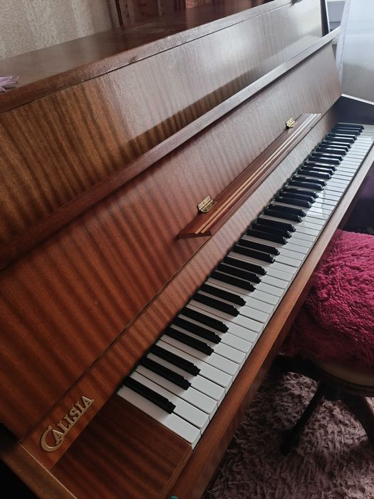 Zadbane pianino Calisia, stołek gratis