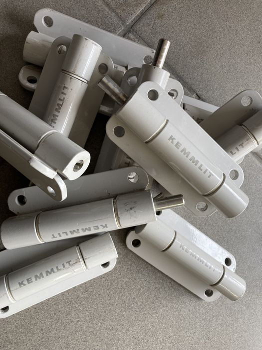 Zawias do płyt HPL i meblowych KEMMLIT