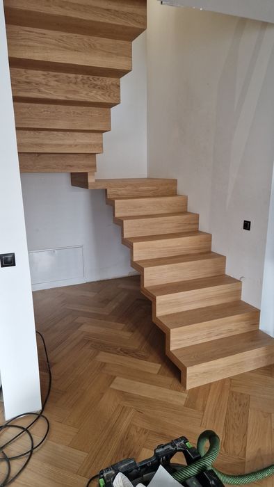 Schody dywanowe jesionowe samonośne dębowe