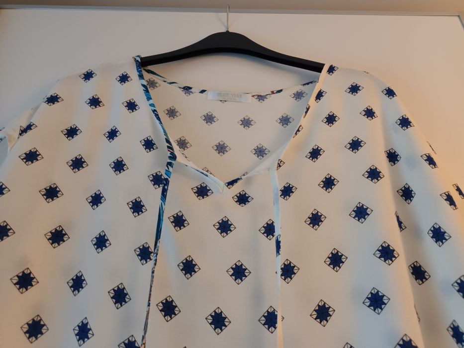 Vestido curto creme com padrão azul