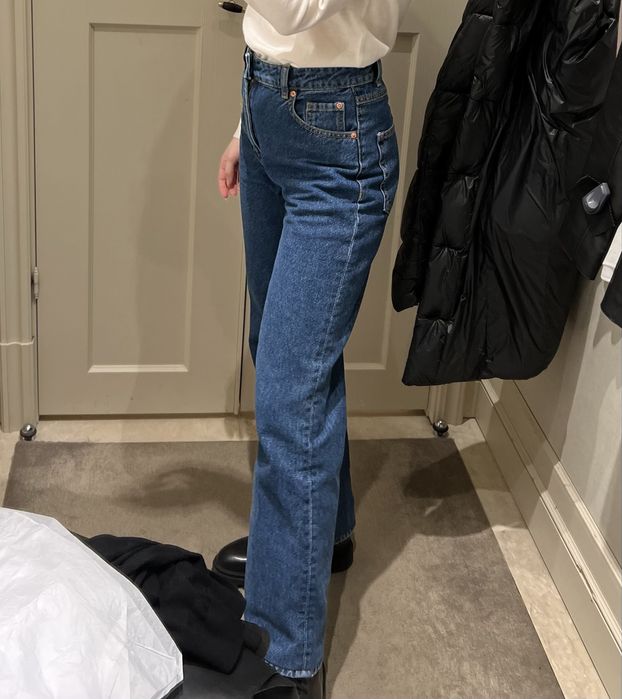 Жіночі джинси прямого крою темно-синього кольору Reserved