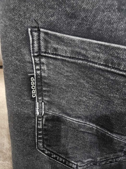 Spodnie Jogger kolor czarny przcierany CROPP rozmiar 32/34