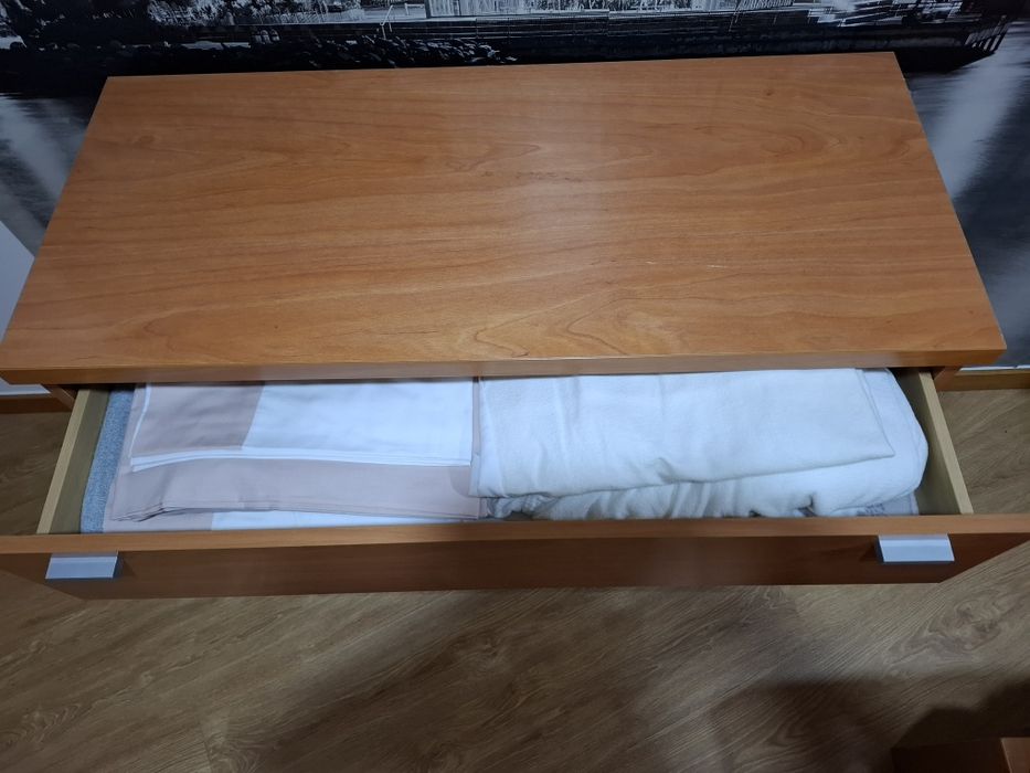 Cama de casal e móveis