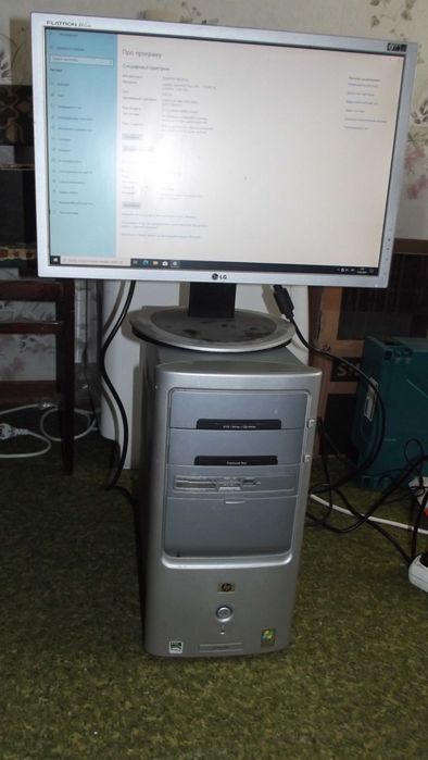 Системний блок з монiтором.