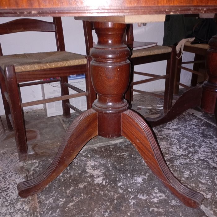 Mesa de jantar e cadeiras
