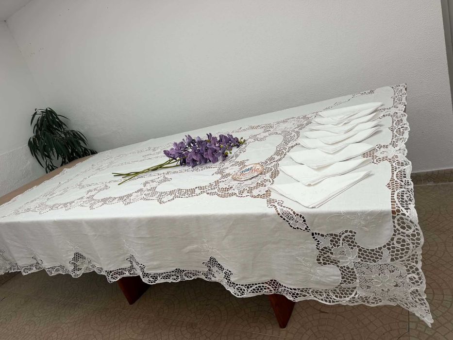Deslumbrante toalha de mesa em puro linho, com magnífico trabalho de renda e bordado!