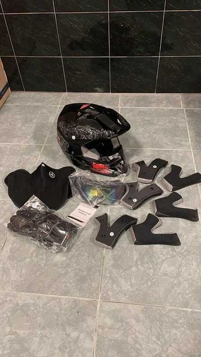 kask motocrossowy z akcesoriami