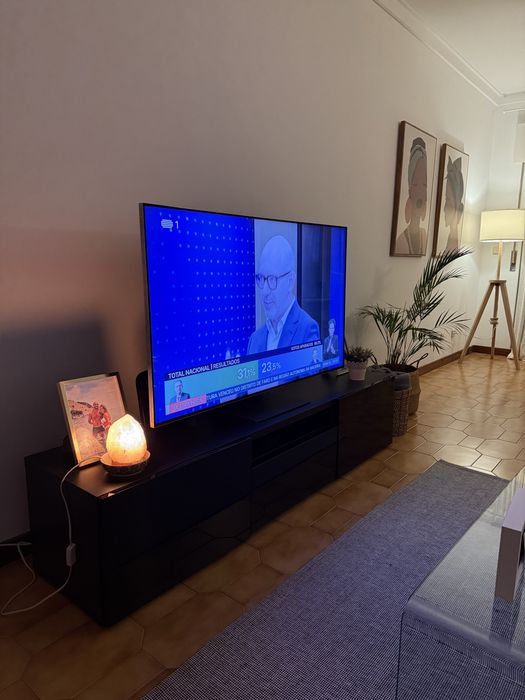 Aparador Movél Besta TV - 3 módulos Preto (180x42x38 cm)