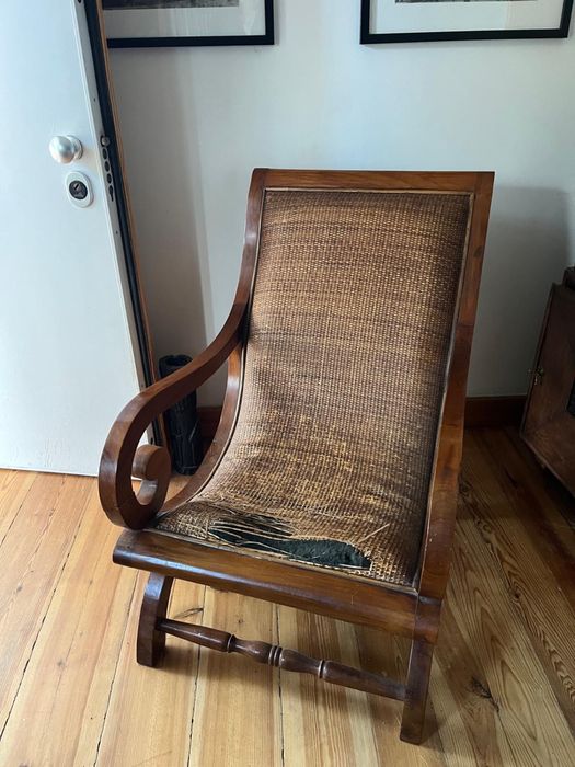 Cadeirão estilo colonial em madeira e palhinha