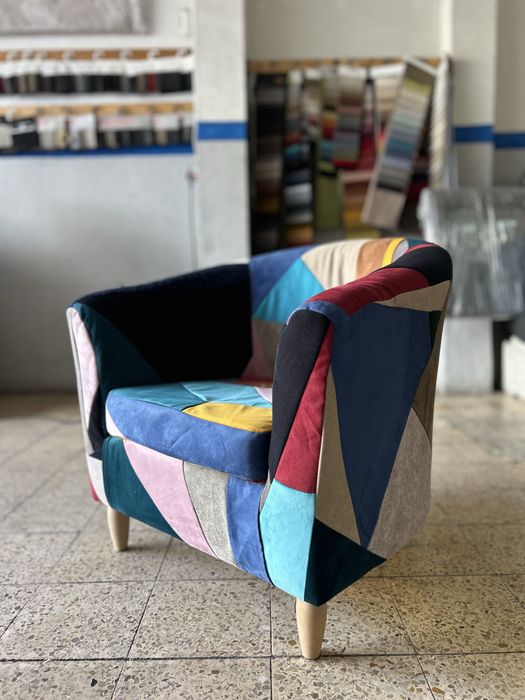 Poltrona com design moderno em estilo patchwork, combinando cores e texturas que dão personalidade a qualquer ambiente.