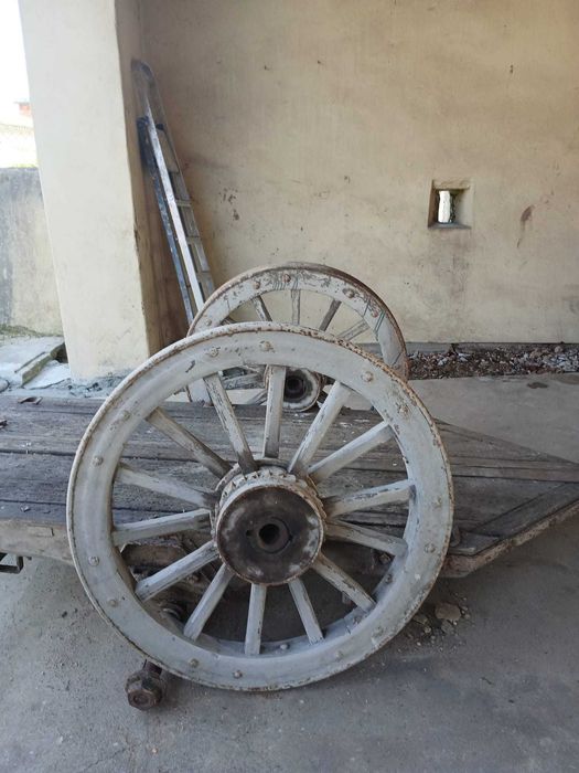 Carro de Bois Antigo, em bom estado.