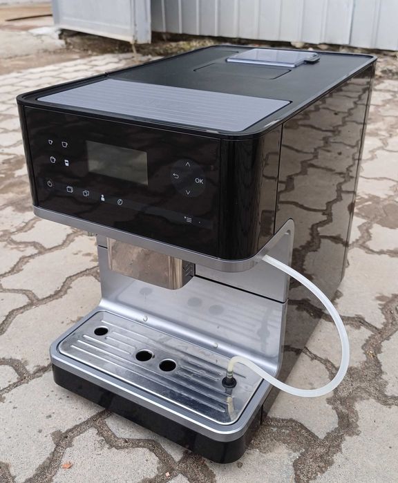 Кавоварка кавомашина преміум класу Miele CM6300 з текстовим меню чорна