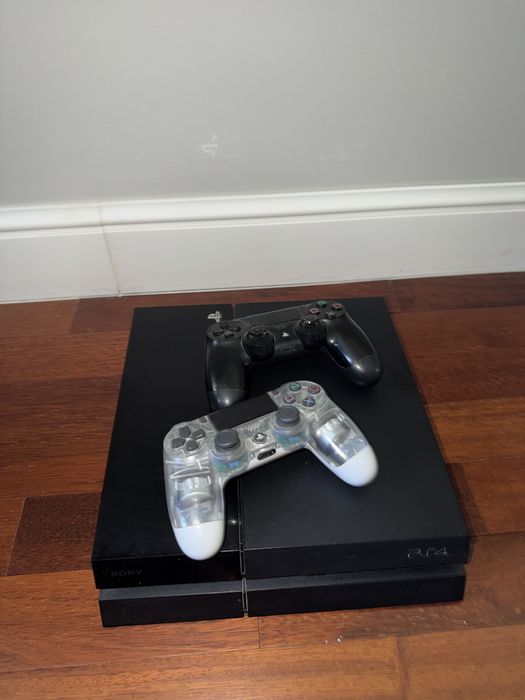 Ps4 uzywana z 2 padami