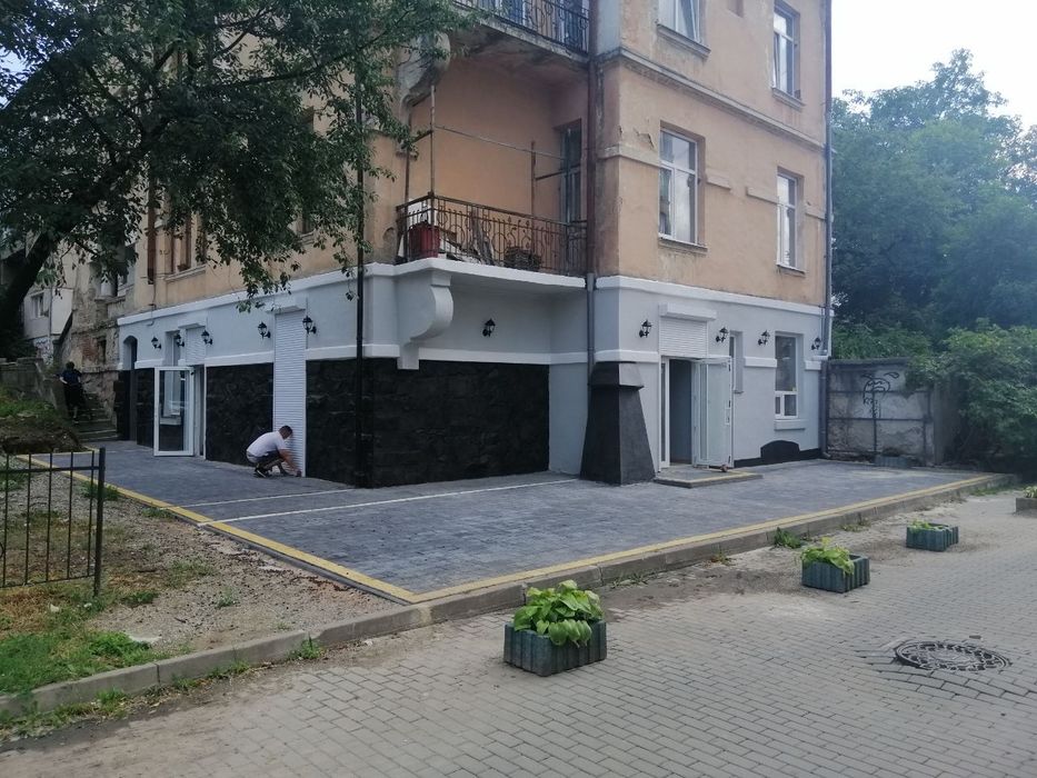 .  Приміщення поруч з магазином Фуршет