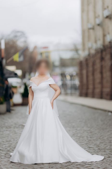 Весільня сукня білого кольору