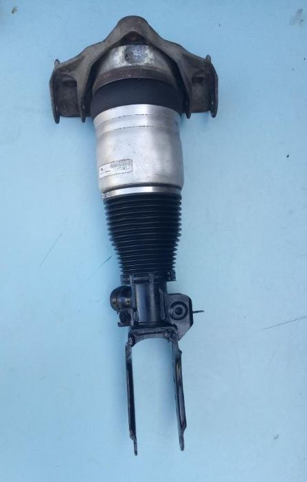 Пневмостойка передняя правая Volkswagen Touareg пневмо стойка права