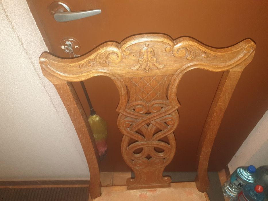 Piękne krzesła w doskonałym stanie mimo lat