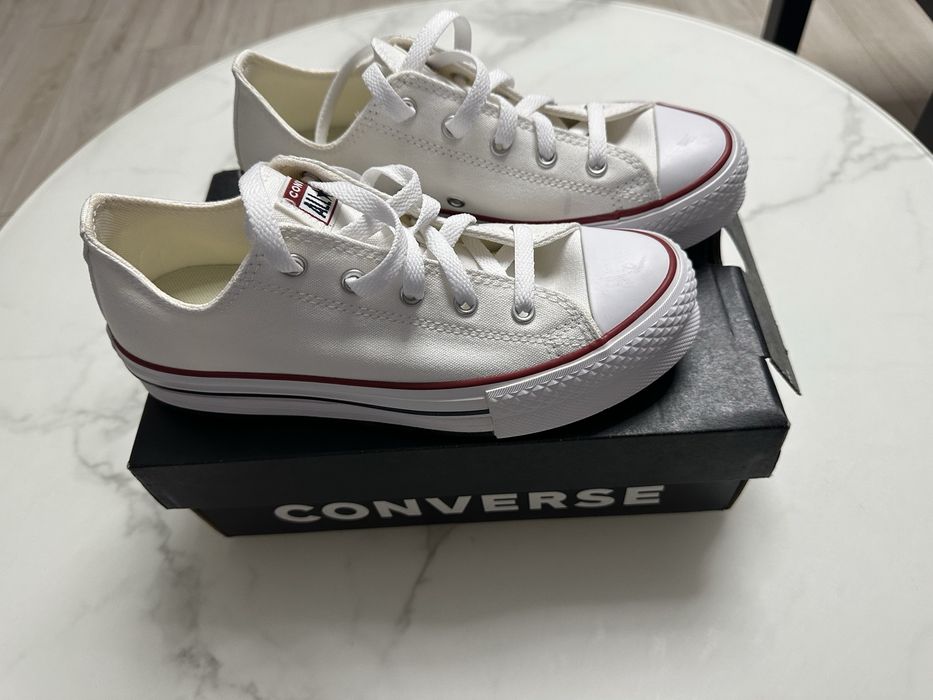 Nowe Converse Białe .