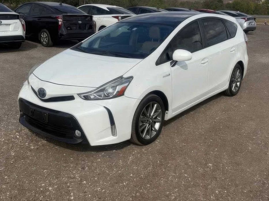 Toyota Prius v Five      2015