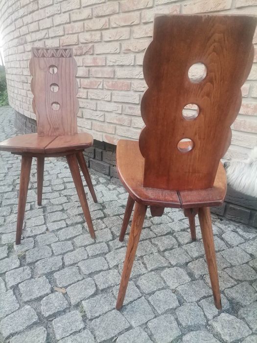 Drewniany stół z krzesłami w stylu folk