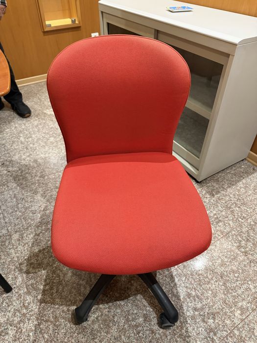 Conjunto de escritório: secretária + cadeira  + caixote do lixo