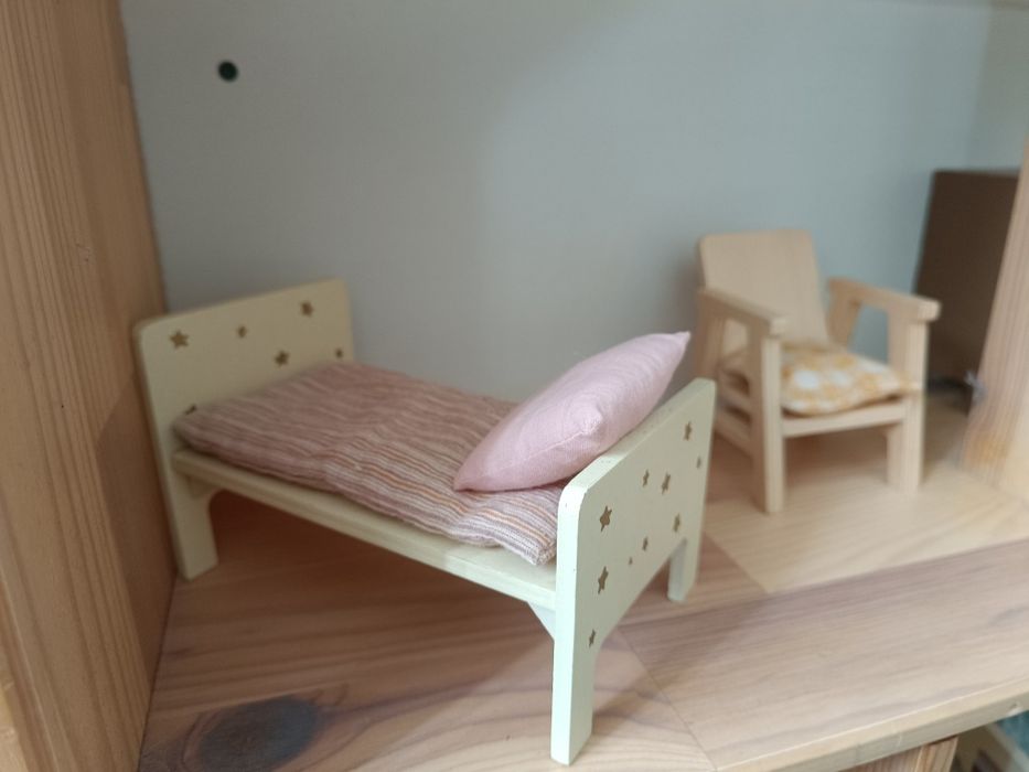 Domek Ikea flisat z drewnianymi mebelkami Zara  - używany