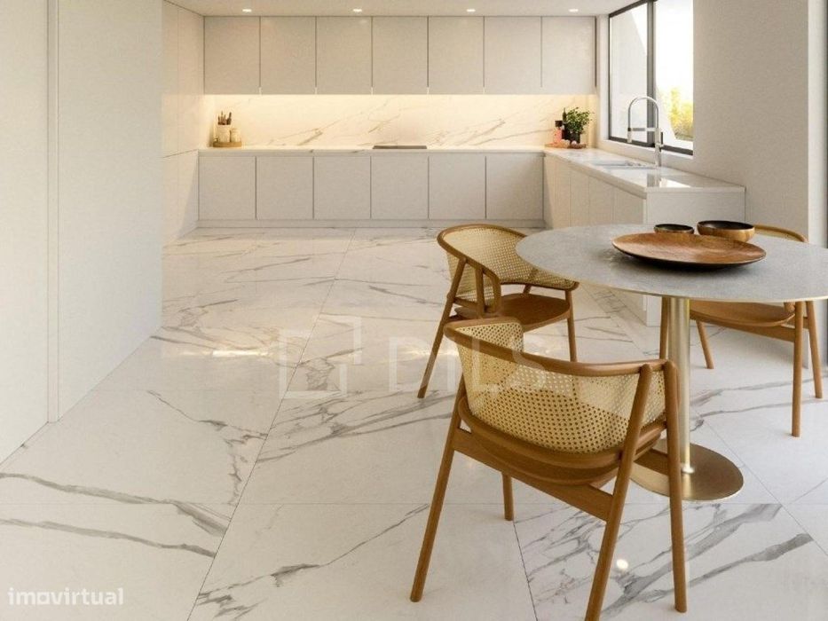Apartamento T2 com varanda e garagem