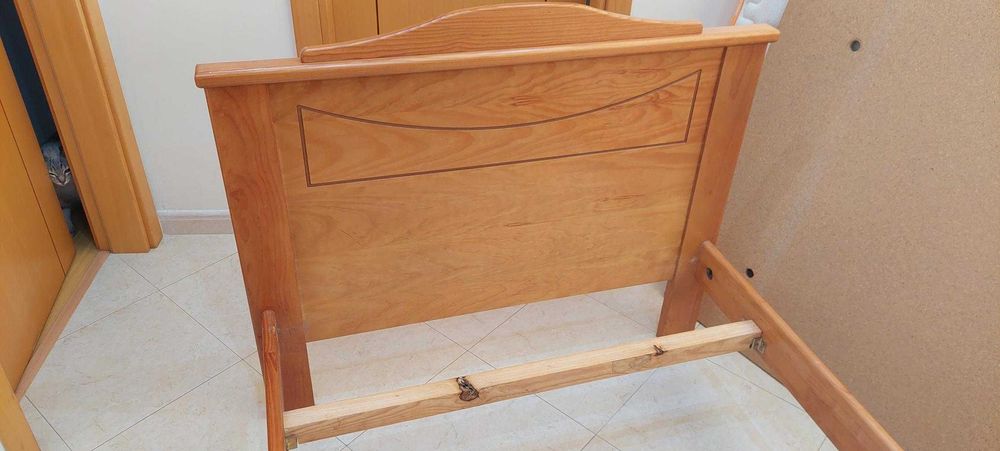 Cama solteiro 1.80 x 1.00 - muito bom estado com lencois