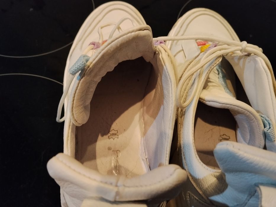 białe skórzane trampki