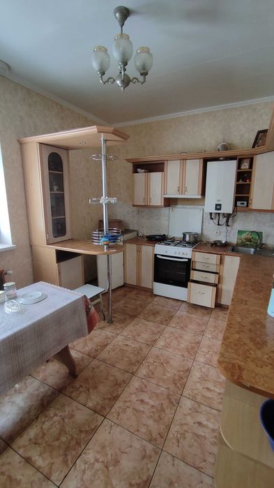 Продаж півбудинку з ділянкою (район залізничної лікарні)