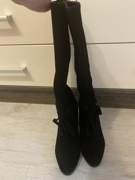 Чоботи жіночі, на підборах, з натурального замшу, 37 розмір. Стан нови