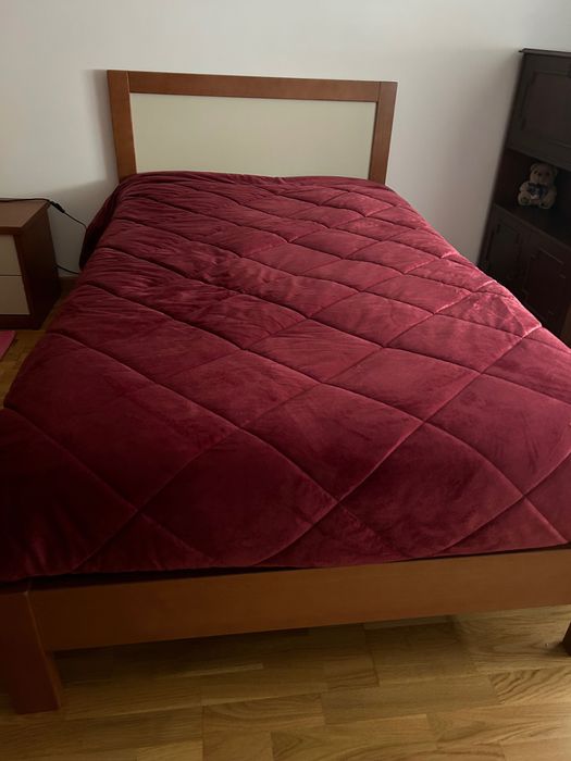 Cama corpo e meio, colchão e mesa de cabeceira