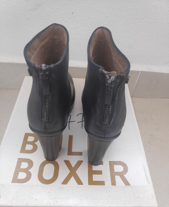 Botins pretos de senhora de pele