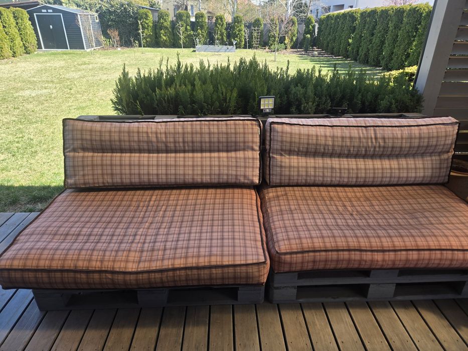 Meble z palet z poduszkami