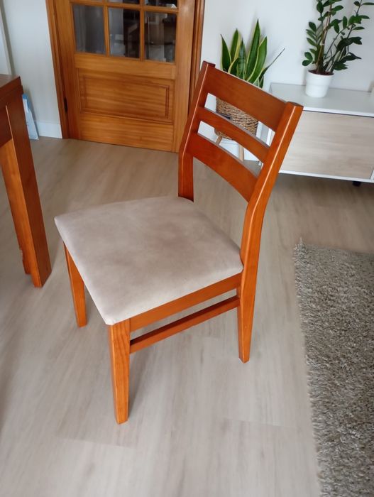 Mesa de Jantar extensível em madeira maciça (até 2,30m) + 4 cadeiras