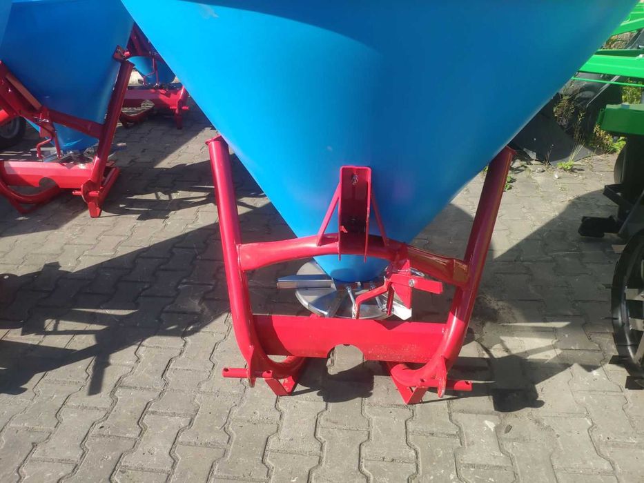 Розкидач мінеральних добрив  лійка (нерж. пластик, метал Польща)