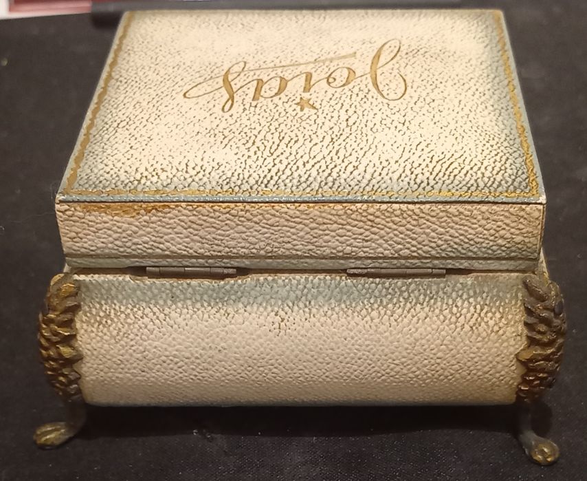 Guarda jóias, em excelente estado.