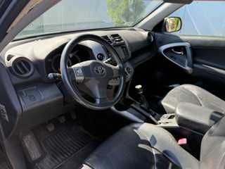 toyota rav 4 samochód