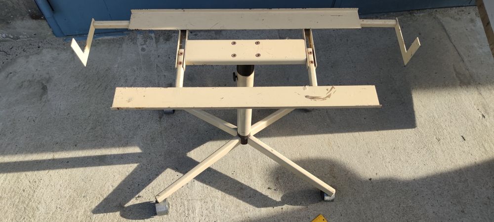 Підставк, стійка основа під меблі чи побутову техніку.